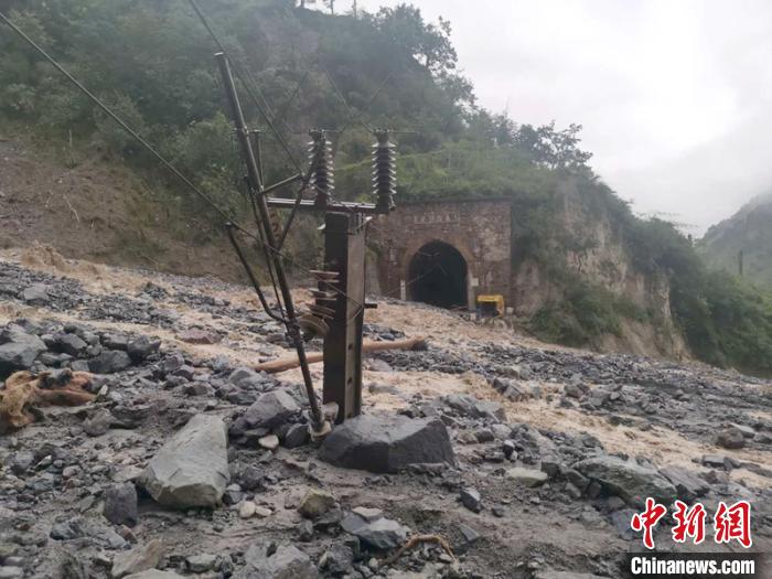 因泥石流受損的成昆鐵路區(qū)間?！ソ?攝