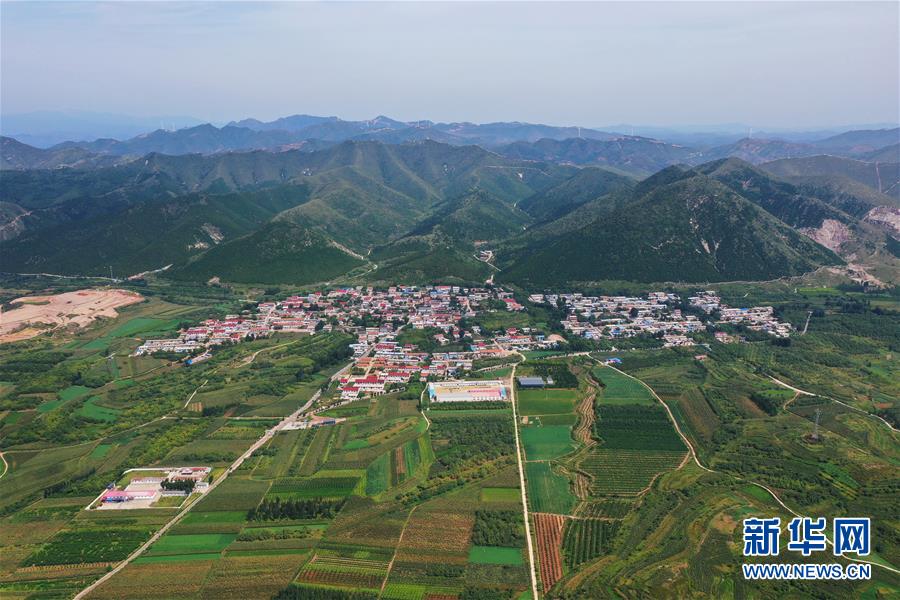 （新華全媒頭條·走向我們的小康生活·圖文互動(dòng)）（13）長(zhǎng)城腳下，小康村串成“珍珠鏈”