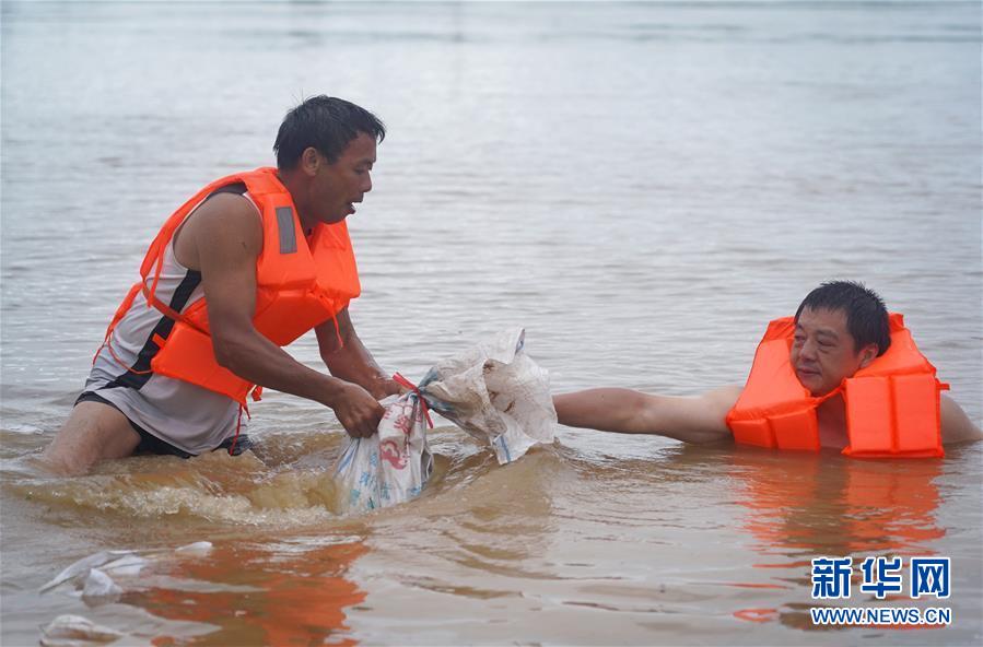 （在習(xí)近平新時代中國特色社會主義思想指引下——新時代新作為新篇章·習(xí)近平總書記關(guān)切事·圖文互動）（5）洪峰浪尖，鮮紅的黨旗高高飄揚——記防汛抗洪一線的共產(chǎn)黨員