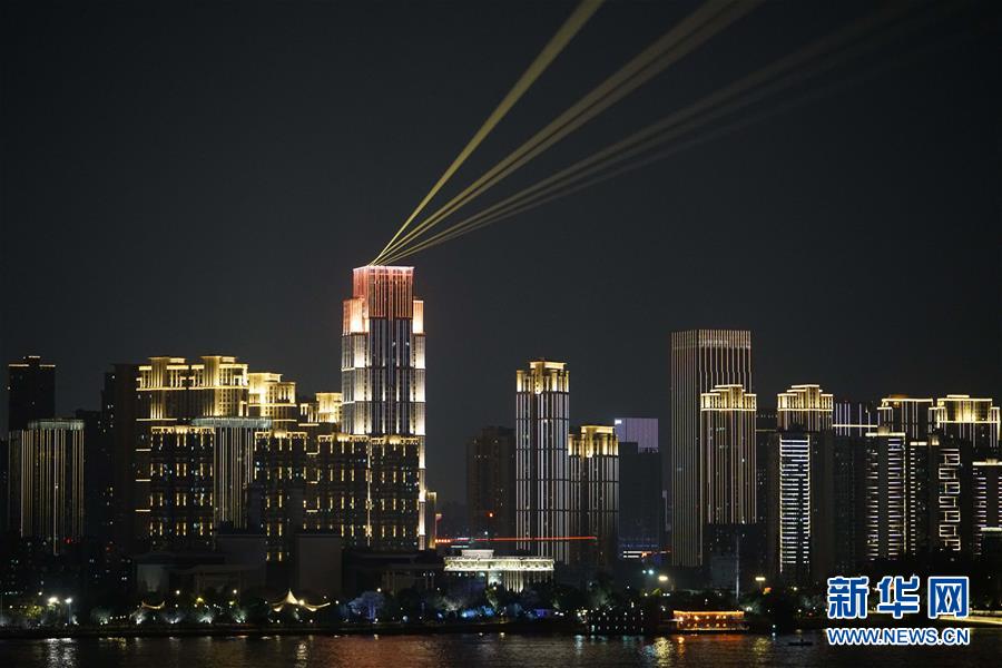 (圖文互動(dòng))(1)武漢25公里大型燈光秀深情告白祖國(guó)