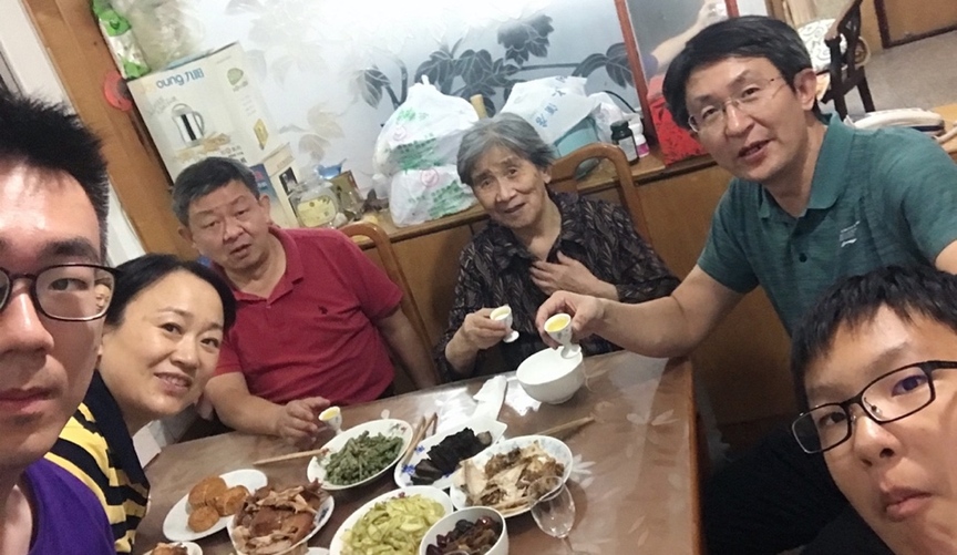 10月1日，留學(xué)生李天力（左一）在老家淄博的親戚家中與親人一起吃晚飯，共度中秋