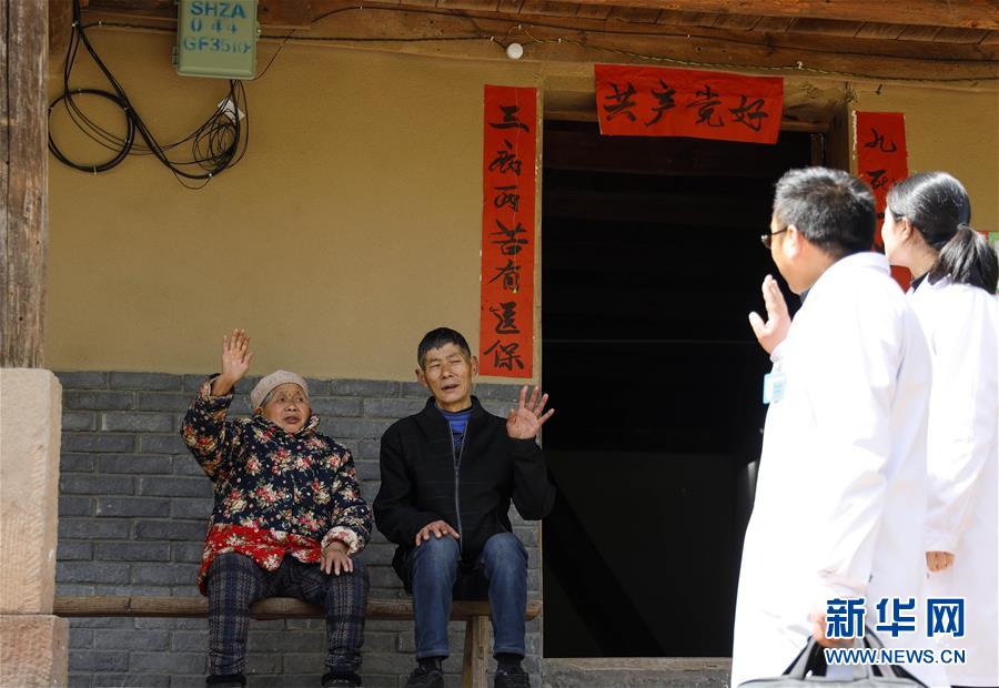 （習(xí)近平的小康故事·新華網(wǎng)·圖文互動(dòng)）（6）“真正解決好基層群眾看病難、看病貴問(wèn)題”——習(xí)近平和群眾健康的故事