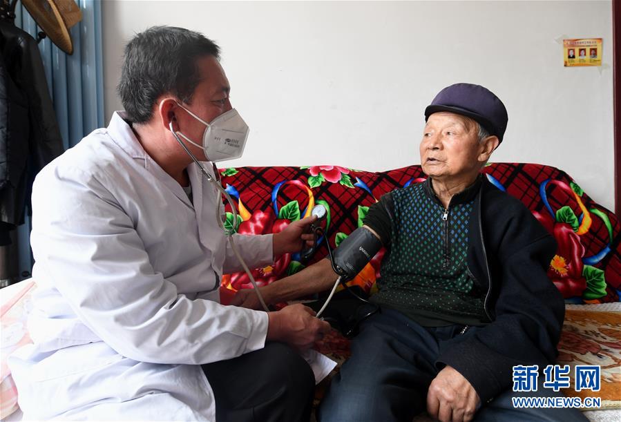 （習(xí)近平的小康故事·新華網(wǎng)·圖文互動(dòng)）（2）“真正解決好基層群眾看病難、看病貴問(wèn)題”——習(xí)近平和群眾健康的故事