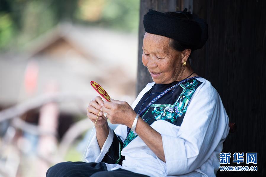 (習(xí)近平的小康故事·新華網(wǎng)·圖文互動(dòng))(4)“讓所有老年人都能有一個(gè)幸福美滿的晚年”——習(xí)近平和尊老養(yǎng)老的故事