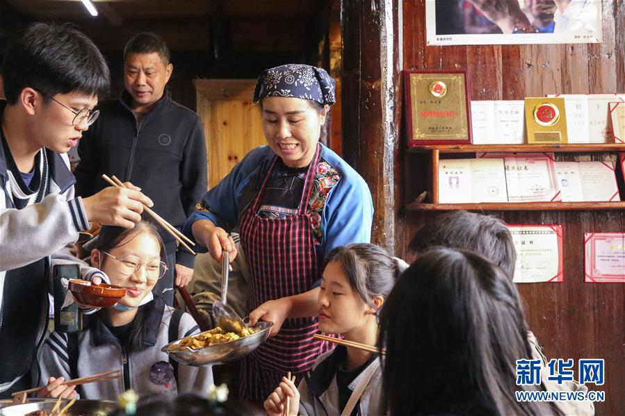 （在習(xí)近平新時代中國特色社會主義思想指引下——新時代新作為新篇章·習(xí)近平總書記關(guān)切事·圖文互動）（4）精準(zhǔn)扶貧7年，十八洞村“長”出10余種新職業(yè)
