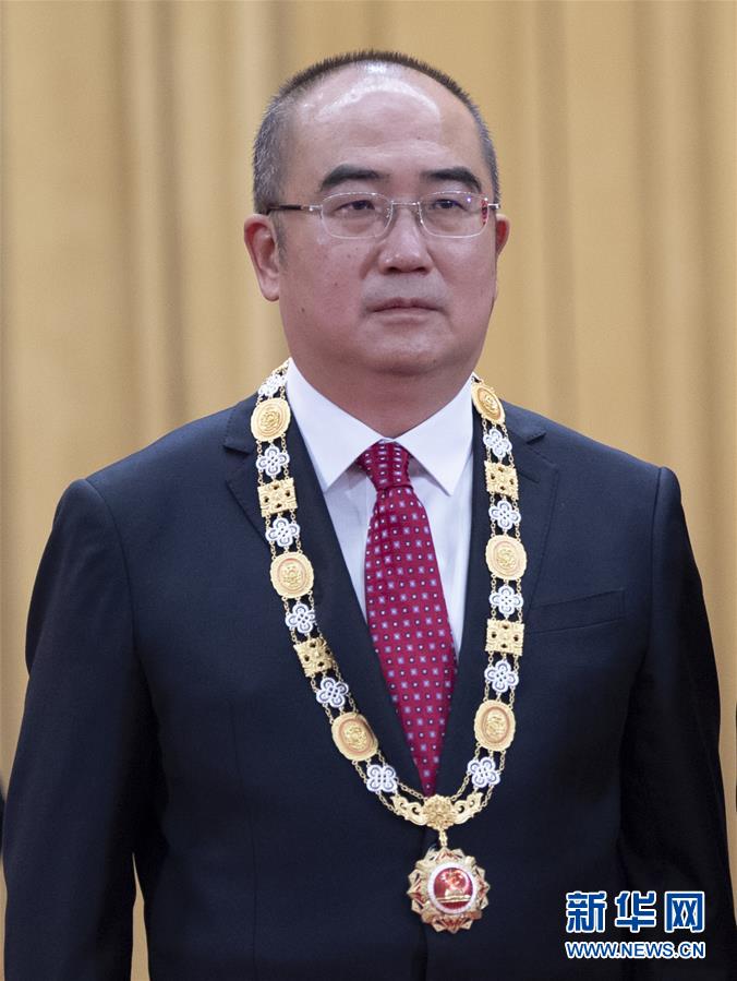 （抗疫先進(jìn)事跡·圖文互動(dòng)）（1）張定宇：疫情“暴風(fēng)眼”里，“漸凍”之軀與時(shí)間賽跑