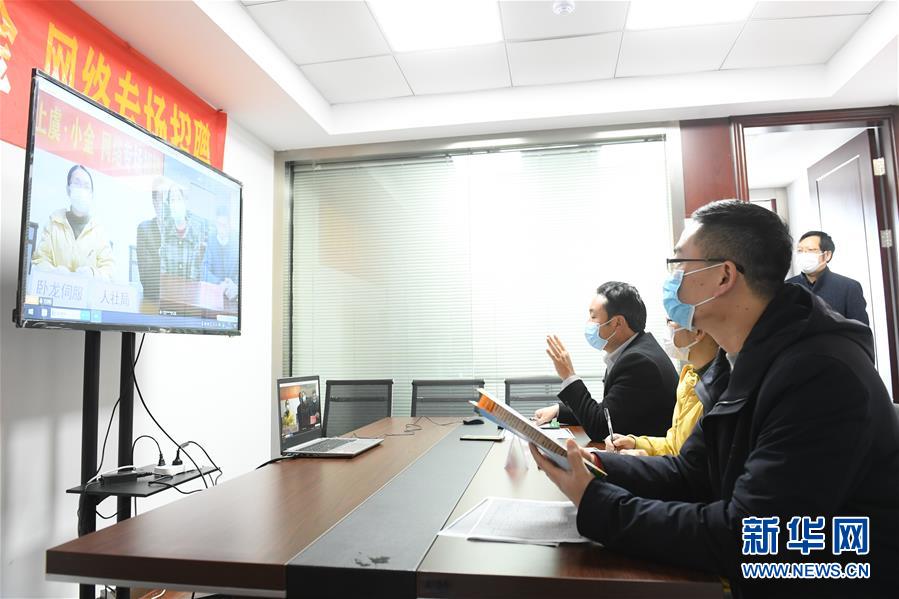 （新華全媒頭條·圖文互動(dòng)）（18）從人民中汲取磅礴力量——習(xí)近平總書記同出席2020年全國(guó)兩會(huì)人大代表、政協(xié)委員共商國(guó)是紀(jì)實(shí)