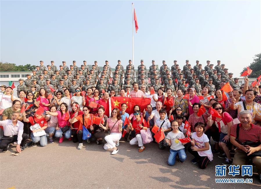 （圖文互動(dòng)）（4）“我和我的祖國，一刻也不能分割”——解放軍駐香港部隊(duì)與市民共同慶祝國慶70周年見聞