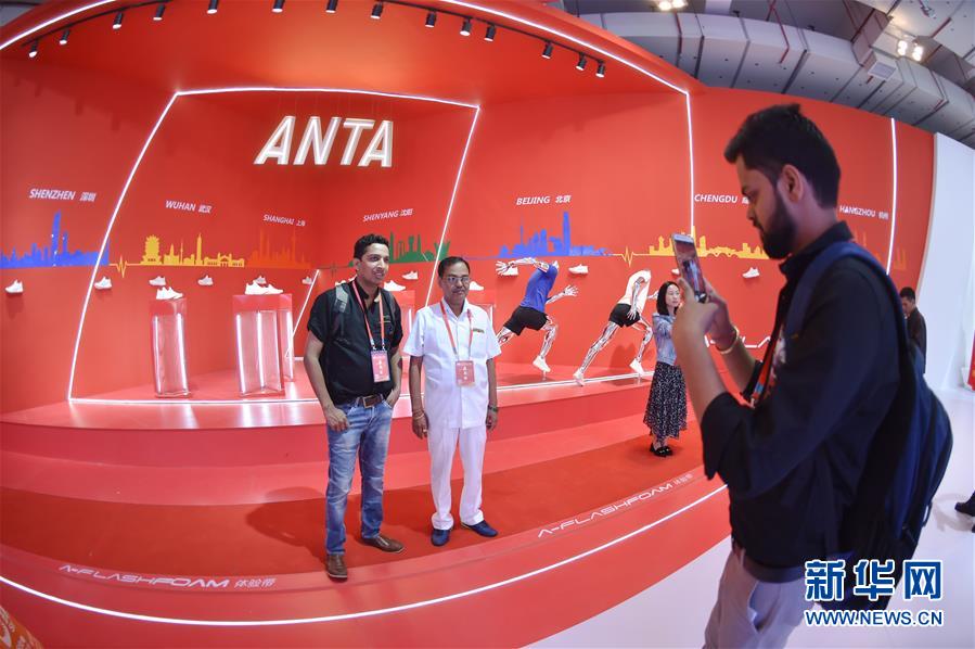 （新華全媒頭條·圖文互動）（9）上下同心再出發(fā)——習(xí)近平總書記同出席2019年全國兩會人大代表、政協(xié)委員共商國是紀(jì)實