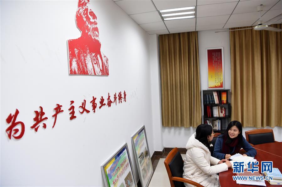 （新華全媒頭條·圖文互動）（3）凝心鑄師魂　立德育新人——以習(xí)近平同志為核心的黨中央關(guān)心教師隊(duì)伍建設(shè)紀(jì)實(shí)