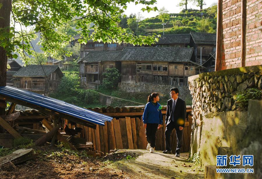 （新華全媒頭條·圖文互動）（8）凝心鑄師魂　立德育新人——以習(xí)近平同志為核心的黨中央關(guān)心教師隊(duì)伍建設(shè)紀(jì)實(shí)