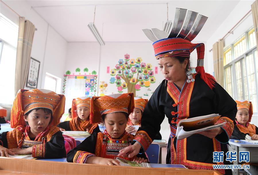 （新華全媒頭條·圖文互動）（11）凝心鑄師魂　立德育新人——以習(xí)近平同志為核心的黨中央關(guān)心教師隊(duì)伍建設(shè)紀(jì)實(shí)