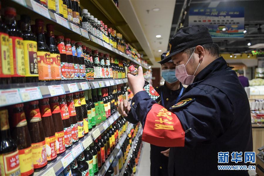 (在習(xí)近平新時(shí)代中國(guó)特色社會(huì)主義思想指引下——新時(shí)代新作為新篇章·習(xí)近平總書(shū)記關(guān)切事)(1)“平凡英雄”的力量——致敬堅(jiān)守戰(zhàn)“疫”一線的社區(qū)工作者