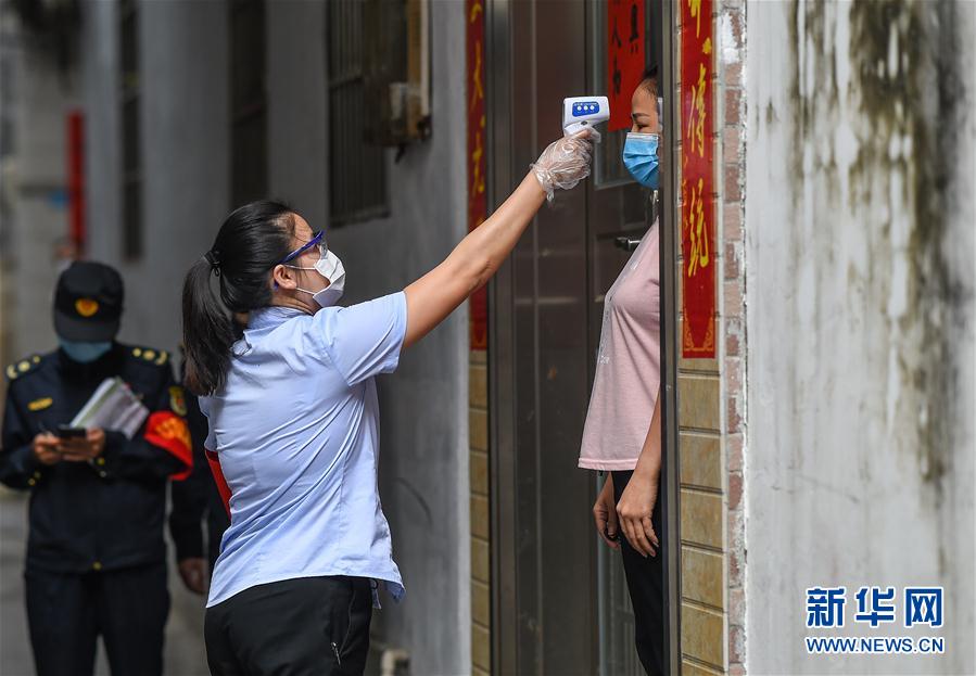 (在習(xí)近平新時(shí)代中國(guó)特色社會(huì)主義思想指引下——新時(shí)代新作為新篇章·習(xí)近平總書(shū)記關(guān)切事)(3)“平凡英雄”的力量——致敬堅(jiān)守戰(zhàn)“疫”一線的社區(qū)工作者