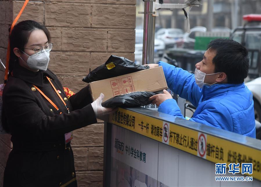 （習(xí)近平致敬的戰(zhàn)“疫”英雄·社區(qū)工作者篇·圖文互動）（3）他們，堅(jiān)守一線戰(zhàn)風(fēng)雨