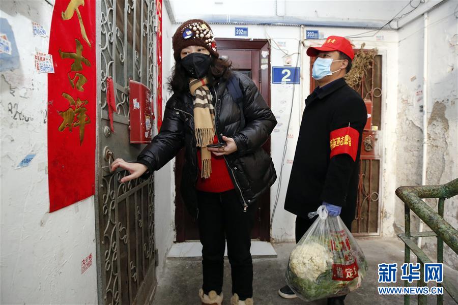 （習(xí)近平致敬的戰(zhàn)“疫”英雄·社區(qū)工作者篇·圖文互動）（6）他們，堅(jiān)守一線戰(zhàn)風(fēng)雨