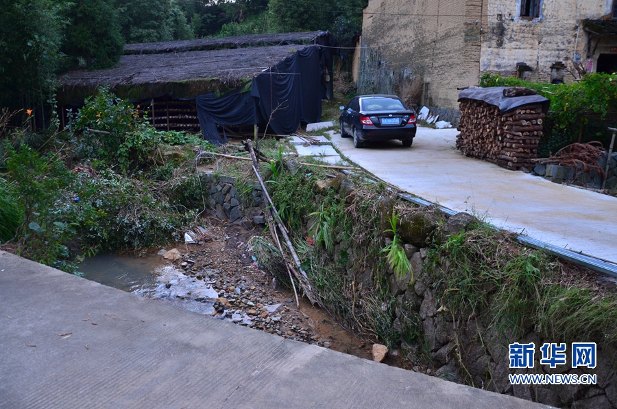 周炳耀有輛二手車，被全村人當(dāng)作“公交車”