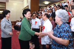 劉延東看望“中華人口獎”獲獎?wù)叽? /></a></td>
</tr>
<tr>
<td align=