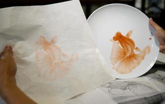 魚躍盤中:活靈活現(xiàn)的瓷畫技藝