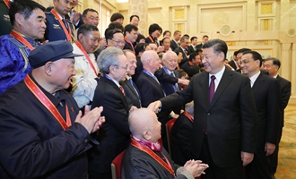 慶祝大會結(jié)束后，習(xí)近平等會見受表彰人員及親屬代表