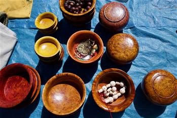 西藏:雪山腳下的中尼帳篷邊貿(mào)市場