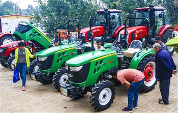 河北武強:選購農(nóng)機備秋收