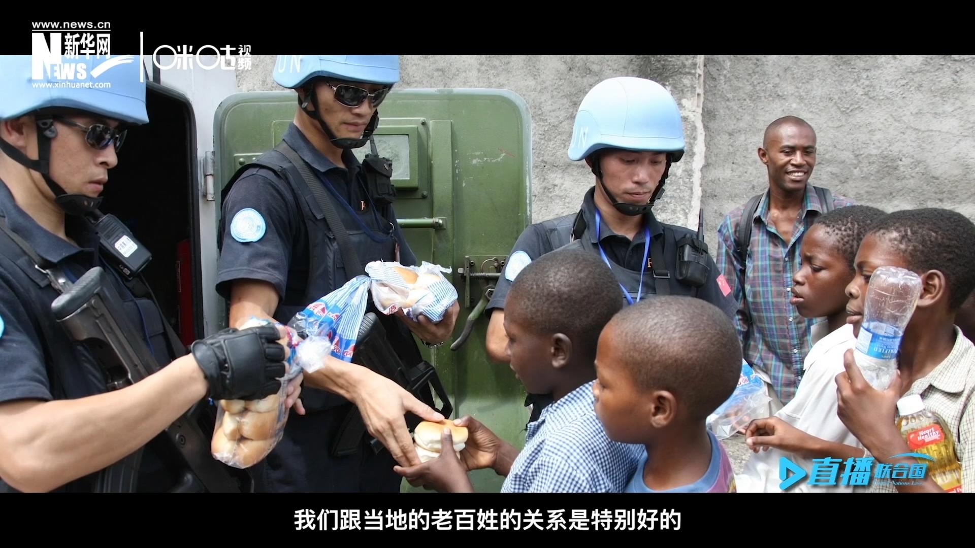 這群胸前印著五星紅旗的警察，在當(dāng)?shù)孛癖娦睦镉兄恋榈榈姆萘?，也傳遞出許多的善意與感動。