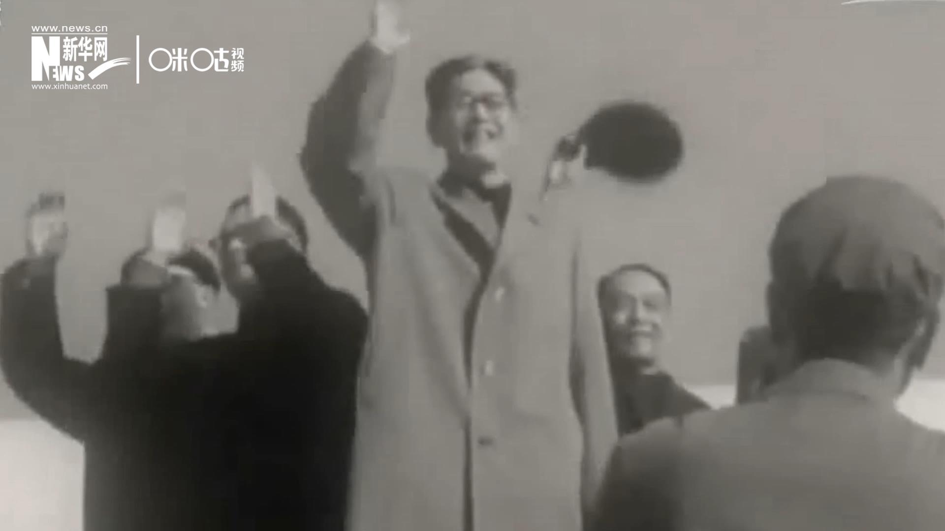 1971年11月9日，全新成立的中國聯(lián)合國代表團(tuán)在群眾的歡呼與掌聲中登上專機(jī)，正式開啟了中國的聯(lián)合國之旅。