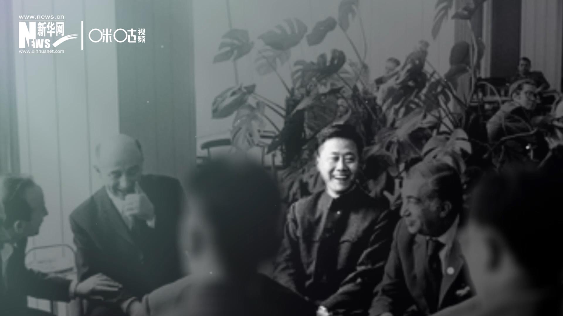 照片里的這個人是高梁，原新華社國際部記者。原本作為代表團(tuán)隨行記者的他接到通知，由他帶領(lǐng)一支先遣小組先行去紐約。