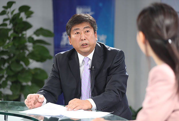 具體落在實處就是把方向，管大局，保落實