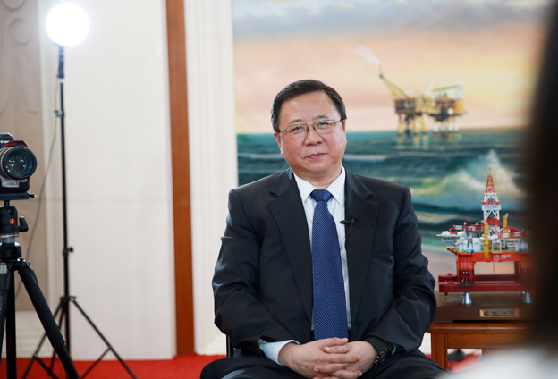 堅持黨的領(lǐng)導、加強黨的建設(shè)，是國有企業(yè)的光榮傳統(tǒng)。