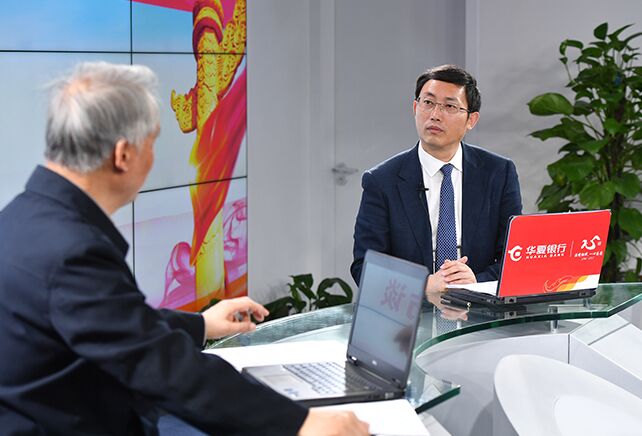 您再給我們梳理一下，黨章中有關“基本路線”的修改情況。