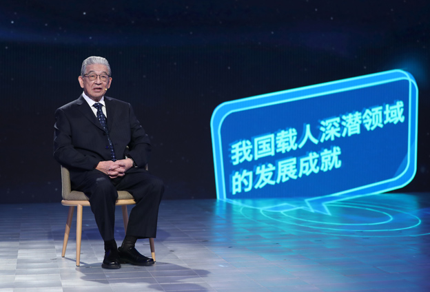 抱著要建造先進(jìn)的海軍裝備保家衛(wèi)國的心愿，考入了交通大學(xué)造船系