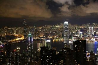 中央對香港行政長官是有標(biāo)準(zhǔn)的，是一貫的