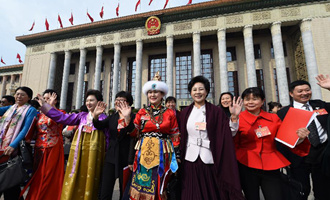 閉幕會(huì)后，代表走出人民大會(huì)堂