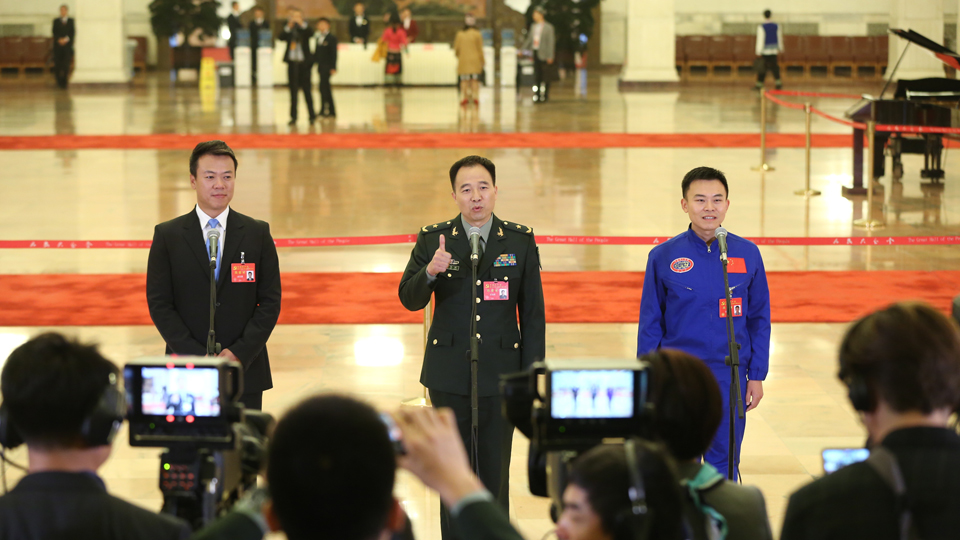 趙宏博、景海鵬、唐嘉陵代表接受采訪