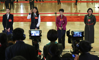 吳敏霞、杜玉濤、蒙曼、盧麗安代表接受采訪