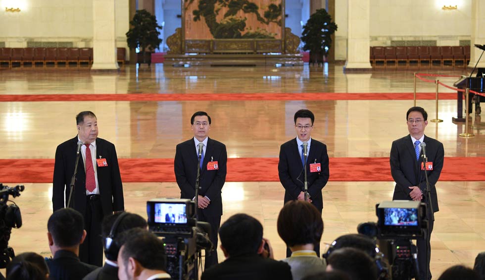 凌解放、王立平、徐川、黃一兵接受采訪