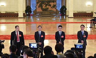 凌解放、王立平、徐川、黃一兵代表接受采訪