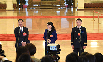 孟祥飛、李媛、曹先建代表接受采訪