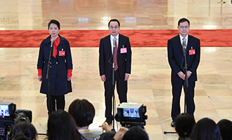 姜妍、康紅普、劉宗富代表接受采訪