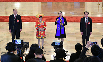 蔡松濤、杜麗群、楊小玲、賈立群代表接受采訪