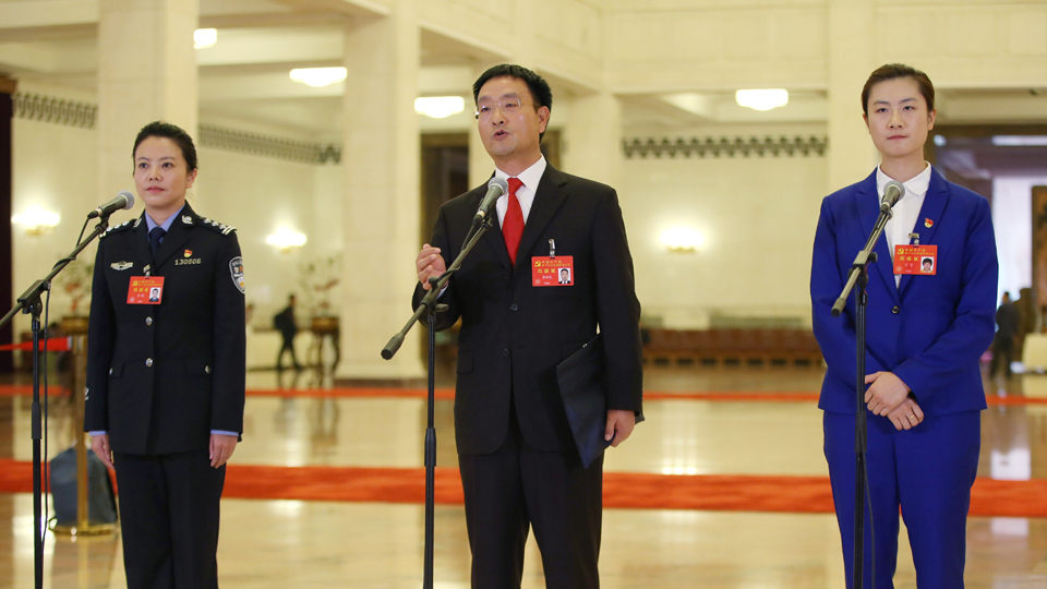 李貝、裴春亮、丁寧代表接受采訪