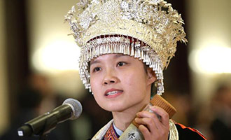 楊昌芹在“代表通道”接受采訪(fǎng)