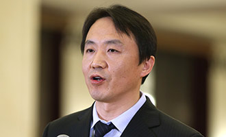 郭銳在“代表通道”接受采訪(fǎng)