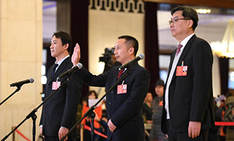 全國(guó)人大代表接受采訪(fǎng)