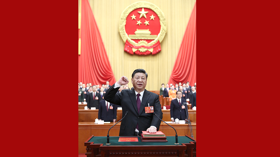 新當選的國家主席、中央軍委主席習近平進行憲法宣誓
