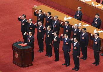 新當(dāng)選的全國(guó)人大常委會(huì)副委員長(zhǎng)、秘書(shū)長(zhǎng)進(jìn)行憲法宣誓