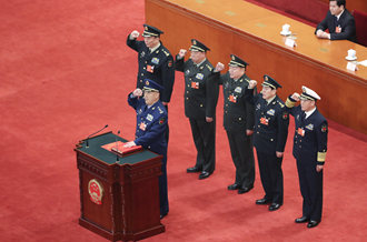 中央軍委副主席、委員進(jìn)行憲法宣誓