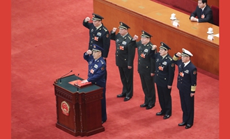 中央軍委副主席、委員進(jìn)行憲法宣誓